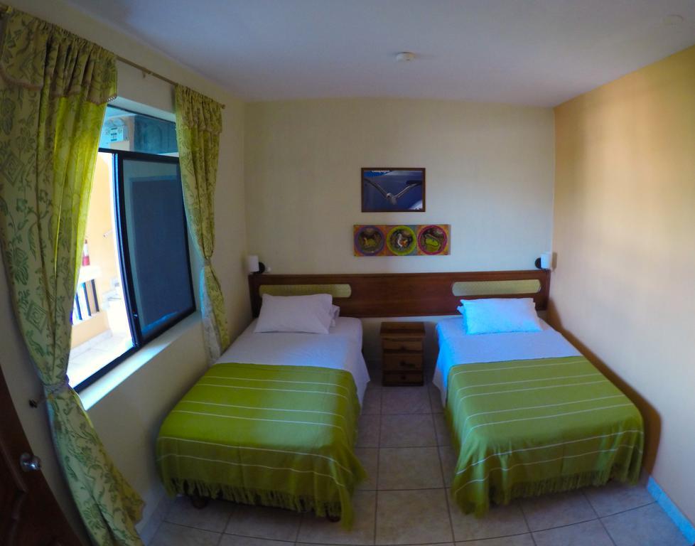 Hotel Dolphin House Puerto Baquerizo Moreno Esterno foto
